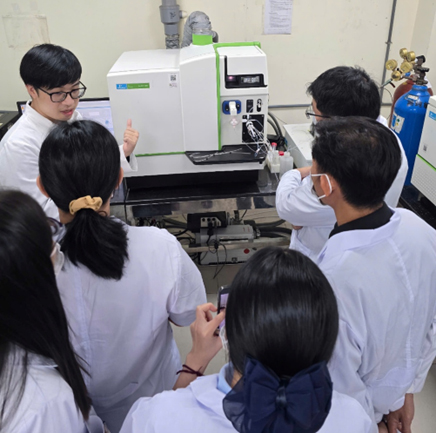 trainees-practicing-in the-laboratory-01-nifc-05-nifc